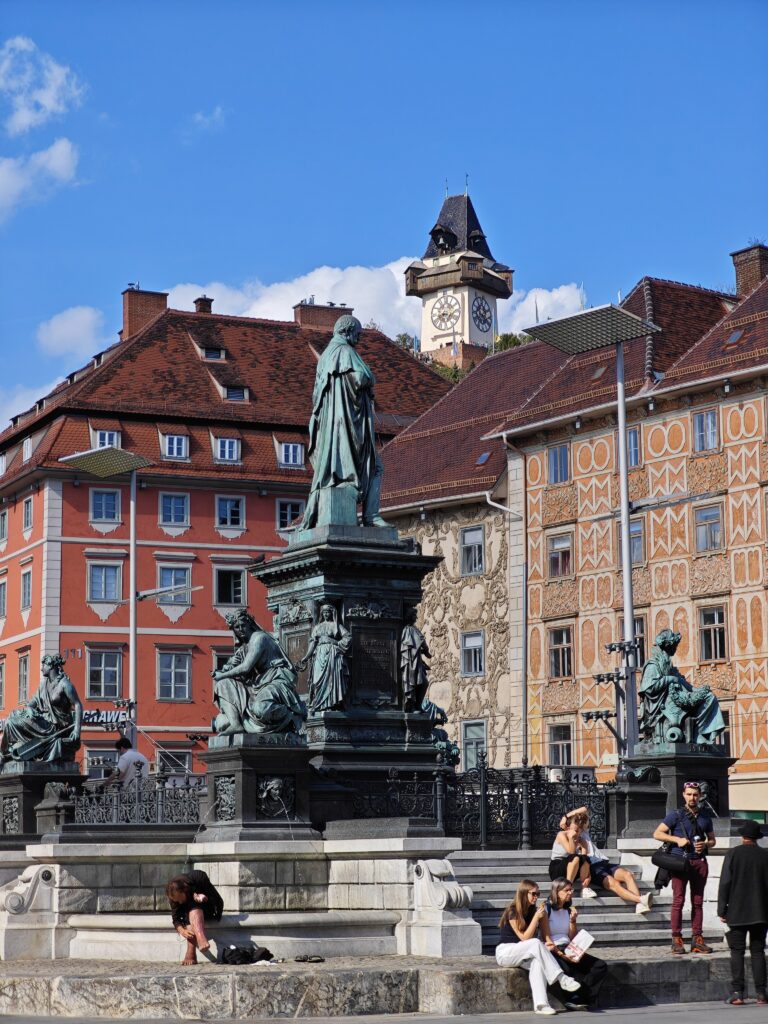 Der Erzherzog Johann Brunnen mit den vier Damen an jeder Ecke