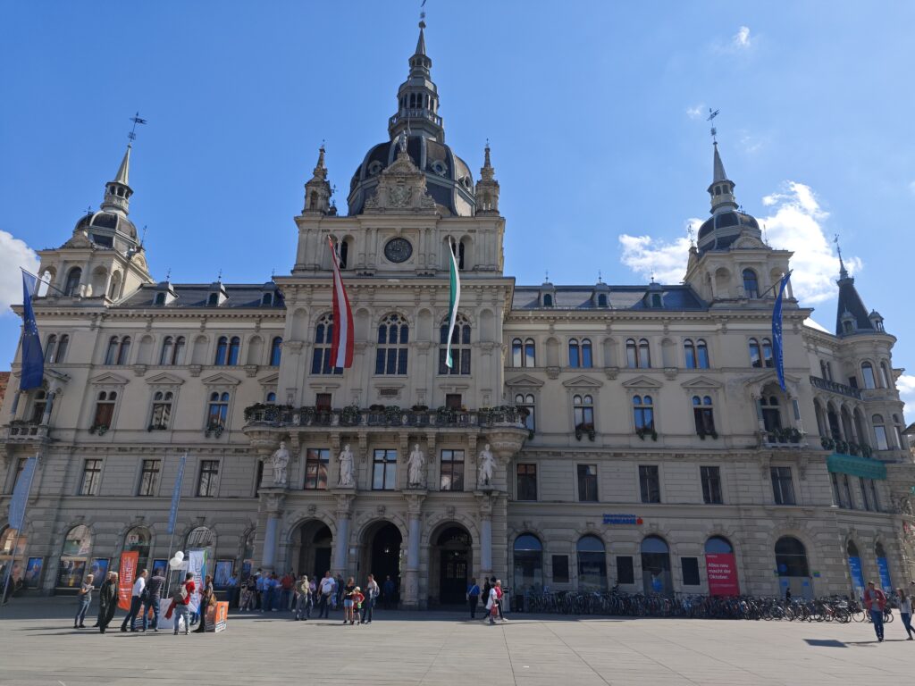 Das imposante Rathaus am Hauptplatz Graz