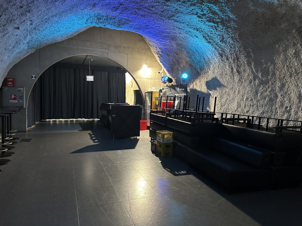 Einer der Räume im Inneren des Doms - hier wird regelmäßig gefeiert und Veranstaltungen abgehalten