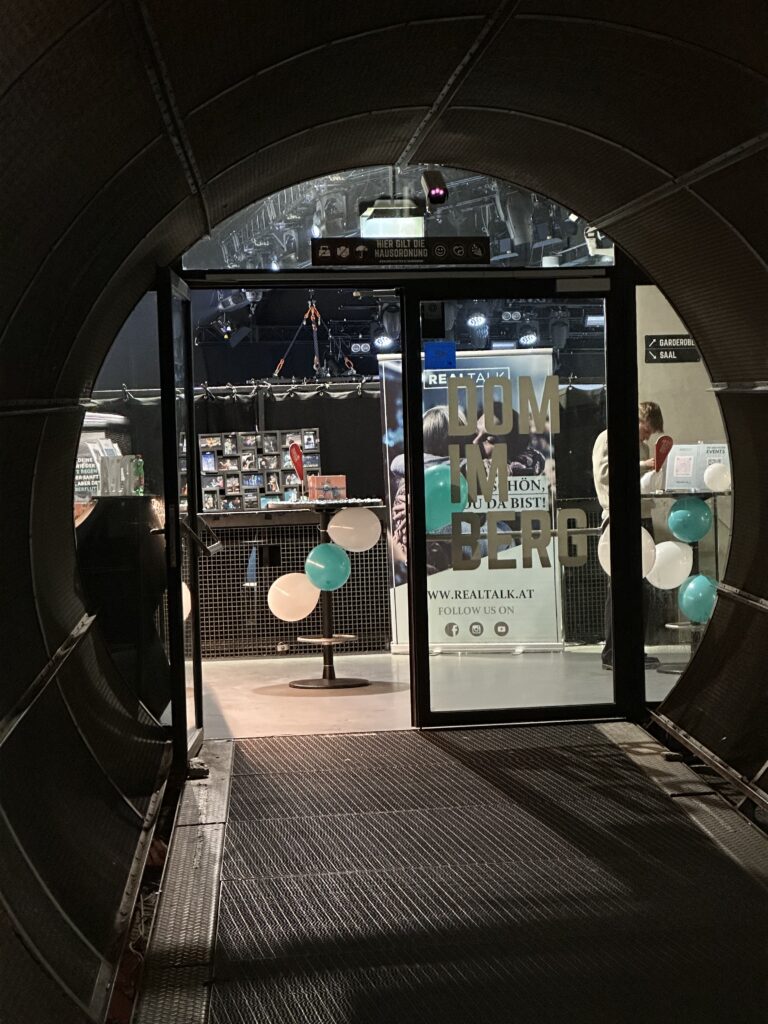 Der Eingang durch die metallerne Röhre zum Dom im Berg