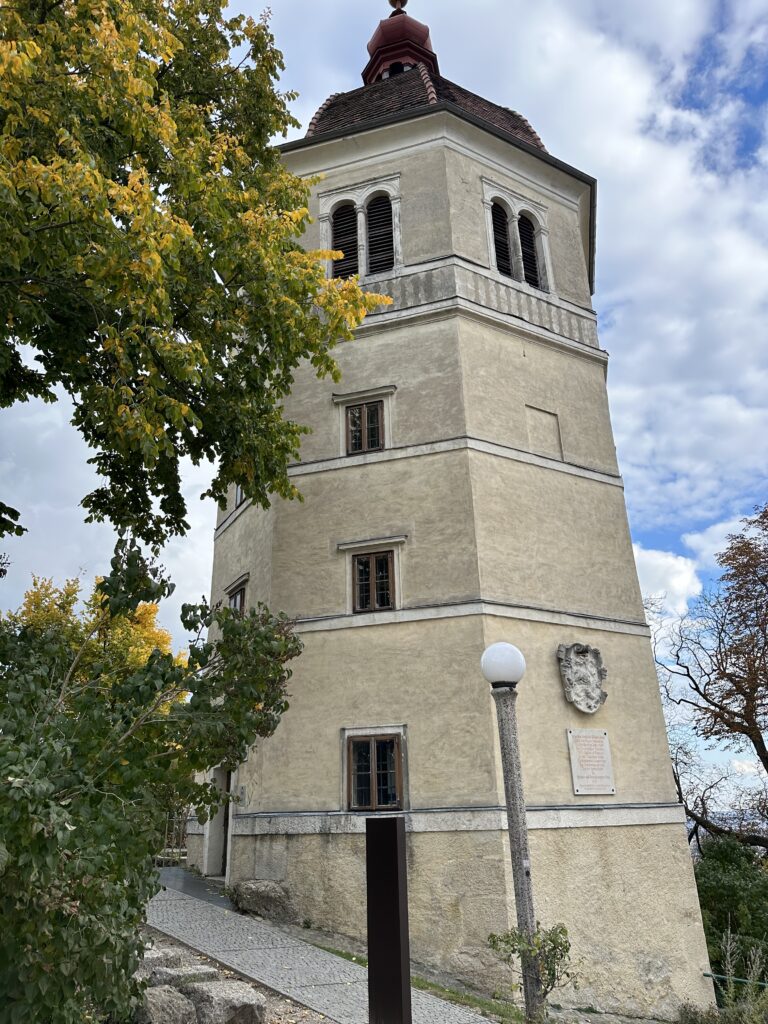 Hoch ragt der Glockenturm über Graz auf