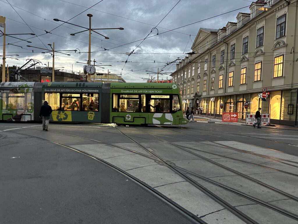 Auch abends ist am Jakomini immer noch was los