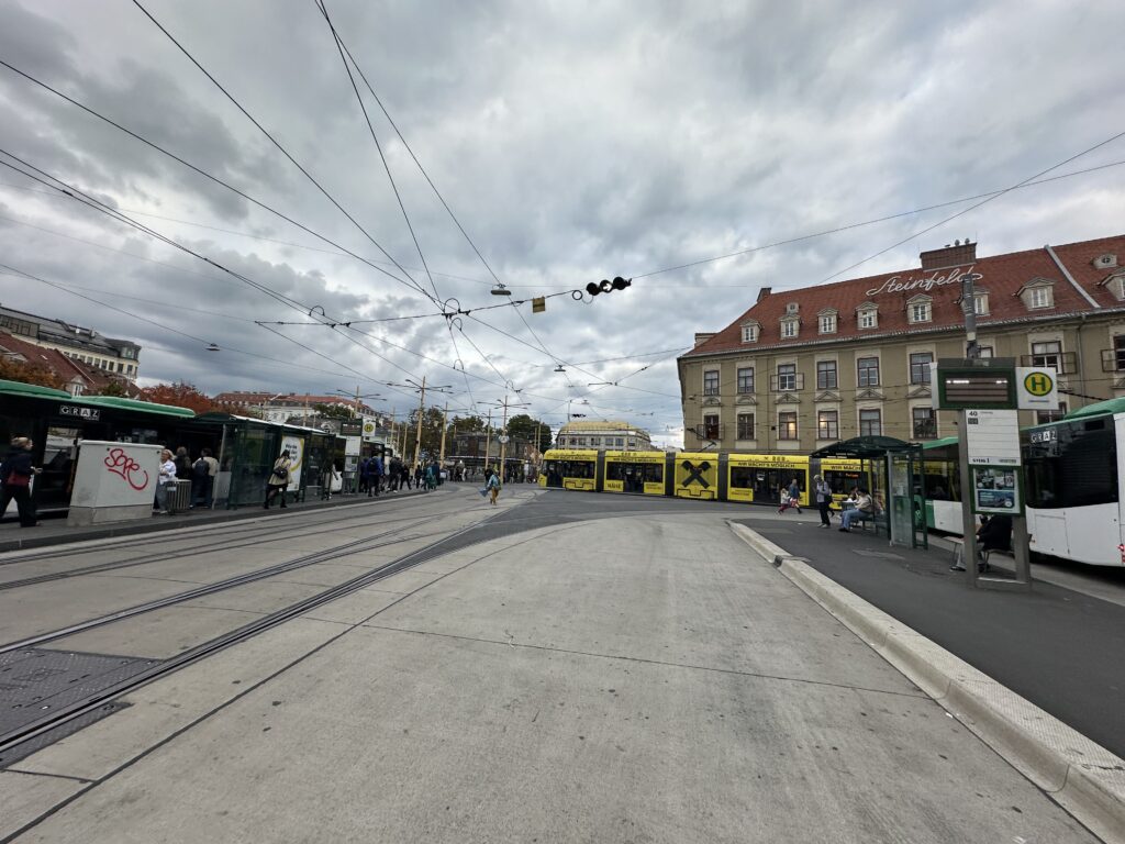 Am Jakominiplatz herrschts stets viel Verkehr - Busse und Straßenbahnen fahren laufend
