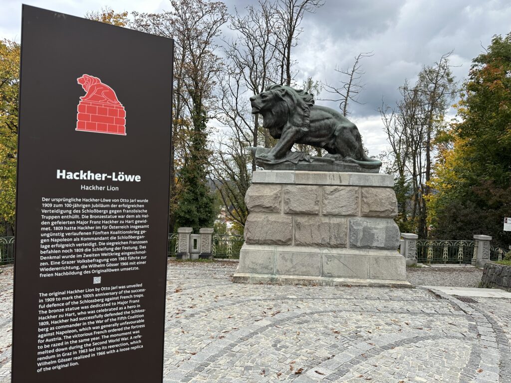 Der Hackher Löwe ganz oben auf dem Schlossberg