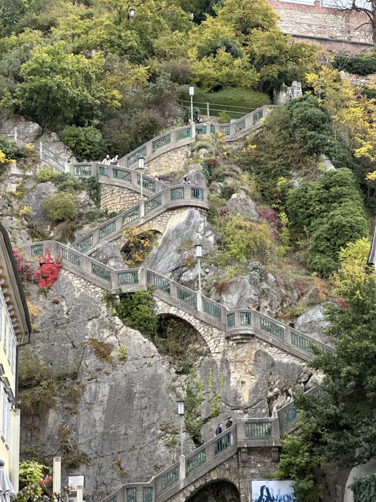 Die steile Schlossbergstiege am Fels des Schlossbergs
