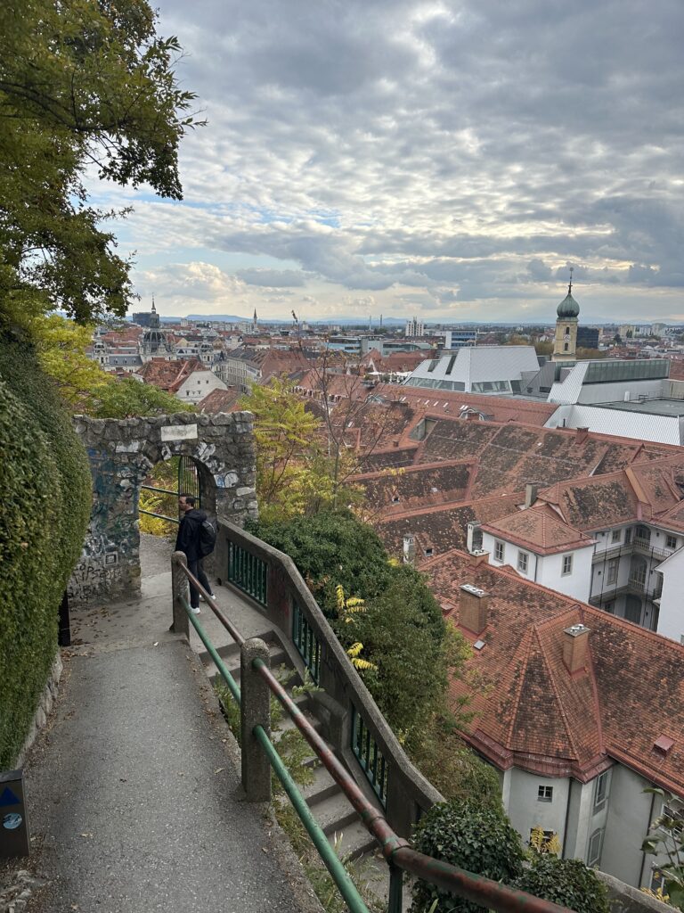 Der Ausblick über Graz beim Aufstieg