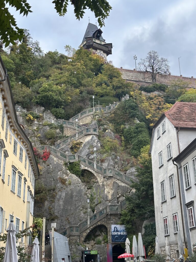 Die Schlossbergstiege am Grazer Schlossberg führt hinauf zum Uhrturm